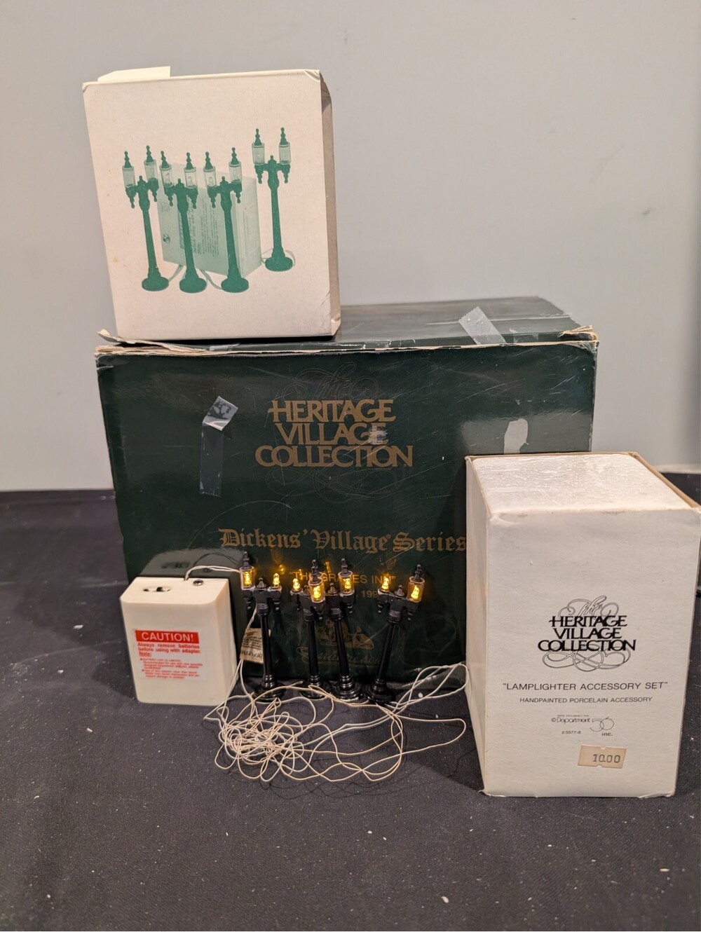 Dept 56 Dickens Village Grapes Inn 5th Edition 1996 + Lamplighter Accessories